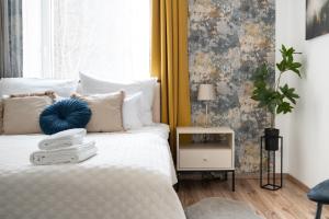 Łóżko lub łóżka w pokoju w obiekcie Luxe Living Castle View