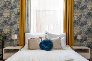 Łóżko lub łóżka w pokoju w obiekcie Luxe Living Castle View