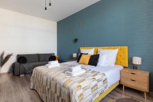 Łóżko lub łóżka w pokoju w obiekcie Luxe Living Castle View