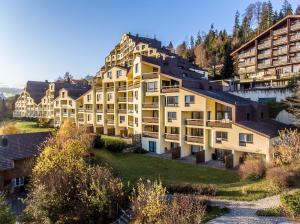 an apartment building on top of a mountain at Apartment Alpenrose 2.5 mit Mitbenutzung SPA & Wellness - GRIWA RENT AG in Beatenberg