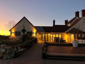 ein Haus mit Lichtern an der Außenseite in der Unterkunft The Stag Rooms in Stratford-upon-Avon