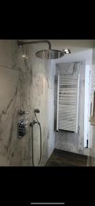 een badkamer met een douche met een douchekop bij Maison de charme avec imprenable vue mer, magnifique piscine et climatisation in Vallauris