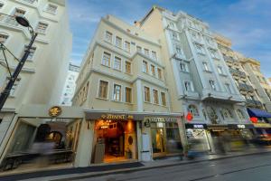 BRAKO HOTEL في إسطنبول: مجموعة مباني طويلة على شارع المدينة