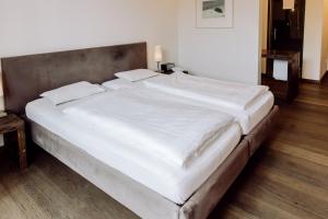 Voodi või voodid majutusasutuse Hirzinger - Gasthaus und Hotel toas