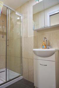 a bathroom with a sink and a shower at Cloudland Garden Oasis in Blackheath