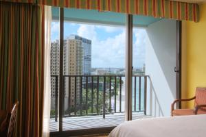 Postel nebo postele na pokoji v ubytování Guam Reef Hotel
