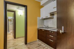uma cozinha com um lavatório e um WC num quarto em Asso Residence em Terni