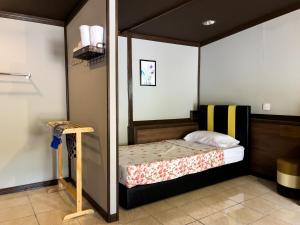 Un pat sau paturi într-o cameră la SUNRISE RECREATION HOMESTAY & CHALET