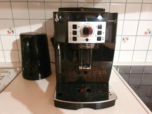 eine schwarze Kaffeemaschine auf der Theke in der Unterkunft Appartements Winter Anita in Flachau