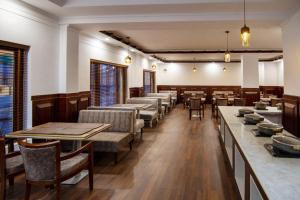 ห้องอาหารหรือที่รับประทานอาหารของ Ashoka Ladakh