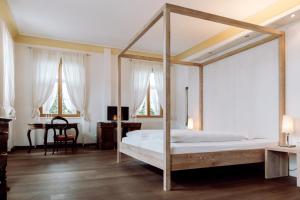 Postel nebo postele na pokoji v ubytování Hirzinger - Gasthaus und Hotel + 37 fotografií