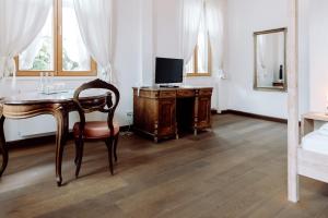 Televiisor ja/või meelelahutuskeskus majutusasutuses Hirzinger - Gasthaus und Hotel