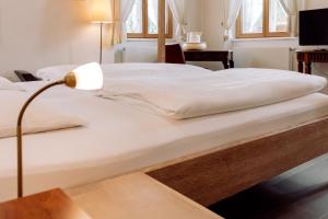 Voodi või voodid majutusasutuse Hirzinger - Gasthaus und Hotel toas