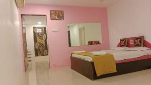 Hotel Mumbai Garden Resort tesisinde bir odada yatak veya yataklar