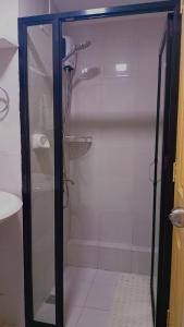 Bathroom sa One Spatial Two Bedroom Condominium Unit with Pool and Gym free Netflix and wifi