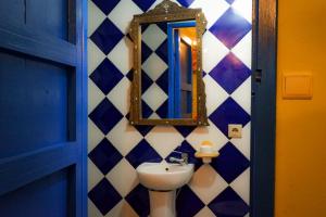 La salle de bains est pourvue d'un lavabo et d'un miroir mural. dans l'établissement Dar l'alhambra, à Tanger