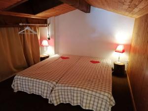 um quarto com uma cama com dois corações vermelhos em Appartement Le Grand-Bornand, 4 pièces, 6 personnes - FR-1-241-63 em Le Grand-Bornand