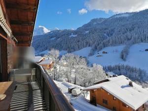 einen Balkon mit Blick auf einen schneebedeckten Berg in der Unterkunft Appartement Le Grand-Bornand, 4 pièces, 6 personnes - FR-1-241-63 in Le Grand-Bornand