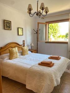 a bedroom with a bed with two towels on it at Luminoso chalet in Alcudia