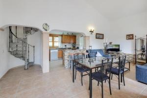 a kitchen and dining room with a table and chairs at Luminoso chalet in Alcudia