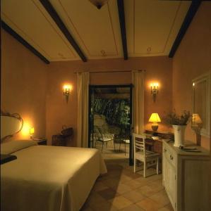 Pontelandolfo的住宿－La Locanda Della Presuntuosa，一间卧室配有一张床、一张桌子和一张桌子