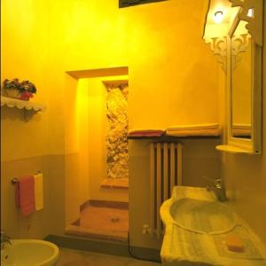 Pontelandolfo的住宿－La Locanda Della Presuntuosa，一间带水槽、卫生间和淋浴的浴室