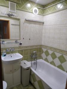 łazienka z umywalką i wanną w obiekcie Apartament ul. Wczasowa 300 m od morza w Ustce