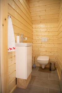 ウストシキ・ドルネにあるBIJAKÓWKAの木製バスルーム(トイレ、シンク付)