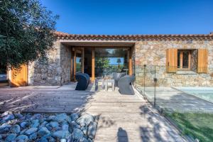 Casa de piedra con patio y piscina en Villa Stella, en Lumio