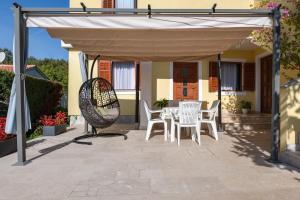 Patio nebo venkovní prostory v ubytování VILLA LIVIA with three nice apartments, swimming pool, childrens playground, barbecue and free parking
