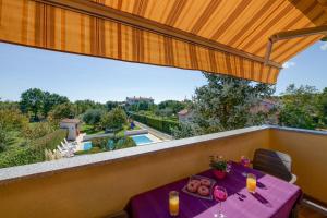 Bazén v ubytování VILLA LIVIA with three nice apartments, swimming pool, childrens playground, barbecue and free parking nebo v jeho okolí