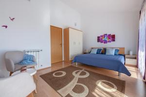Postel nebo postele na pokoji v ubytování VILLA LIVIA with three nice apartments, swimming pool, childrens playground, barbecue and free parking + 37 fotografií