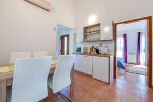 Kuchyň nebo kuchyňský kout v ubytování VILLA LIVIA with three nice apartments, swimming pool, childrens playground, barbecue and free parking