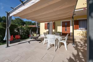 Patio nebo venkovní prostory v ubytování VILLA LIVIA with three nice apartments, swimming pool, childrens playground, barbecue and free parking