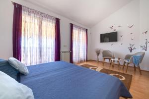 Postel nebo postele na pokoji v ubytování VILLA LIVIA with three nice apartments, swimming pool, childrens playground, barbecue and free parking