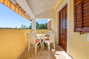 Balkón nebo terasa v ubytování VILLA LIVIA with three nice apartments, swimming pool, childrens playground, barbecue and free parking