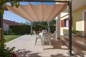 Balkón nebo terasa v ubytování VILLA LIVIA with three nice apartments, swimming pool, childrens playground, barbecue and free parking