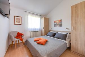 Postel nebo postele na pokoji v ubytování VILLA LIVIA with three nice apartments, swimming pool, childrens playground, barbecue and free parking