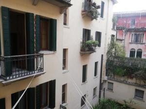 ヴェネツィアにあるLauraの窓とバルコニー付きのアパートメントビル