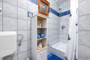 Koupelna v ubytování VILLA LIVIA with three nice apartments, swimming pool, childrens playground, barbecue and free parking