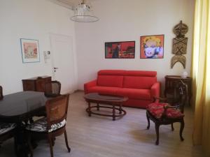 salon z czerwoną kanapą i stołem w obiekcie Laura w Wenecji