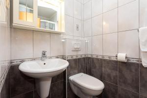 Ένα μπάνιο στο Apartments Crnekovic IV +85 φωτογραφίες