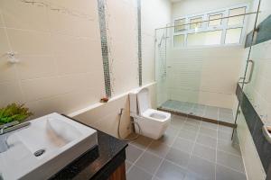 een badkamer met een wastafel, een toilet en een douche bij Silverlake Oasis : Pool Villa in Na Jomtien