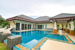 una casa con piscina delante en Silverlake Oasis : Pool Villa, en Na Jomtien