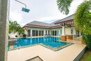 una casa con piscina delante en Silverlake Oasis : Pool Villa, en Na Jomtien 7 fotos más
