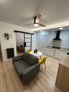 sala de estar con sofá y mesa en Industrial -Apartamentos Birdie- en Albacete