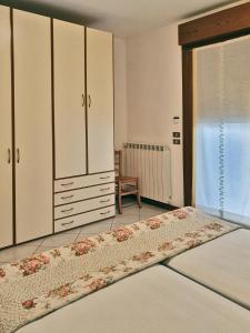 Casa Comisso في كاورلي: غرفة نوم مع سرير وخزانة