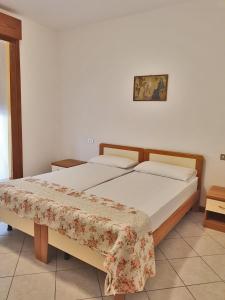 1 dormitorio con 2 camas y una foto en la pared en Casa Comisso, en Caorle