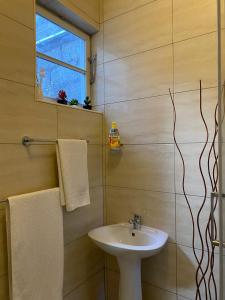 bagno con lavandino bianco e finestra di caboverde-houses a Mindelo