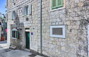 un edificio de piedra con una ventana y una puerta en Under Constructiion, en Split